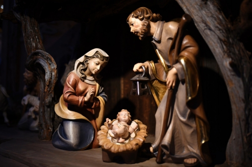 1283139-une-creche-de-noel-illustration.jpg